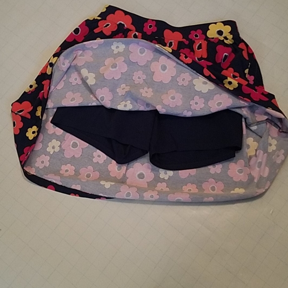 Lands' End Skirt w/ attached shorts, Girl Size 14 - Picture 4 of 6